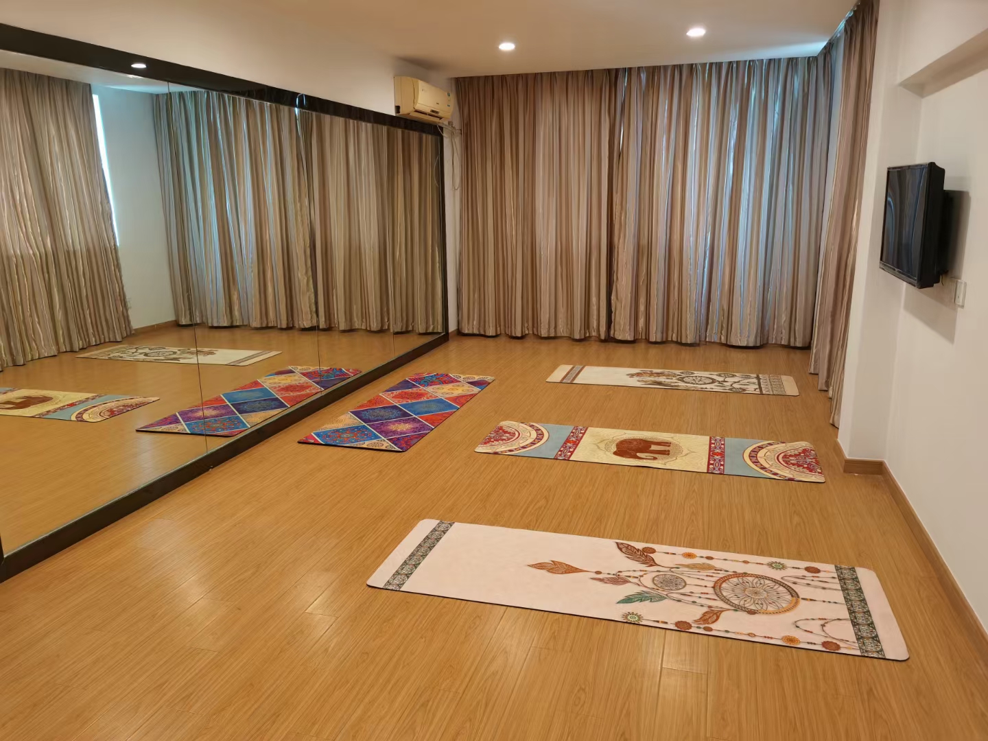 1633940741936533.jpg 圖為瑜伽室溫馨而舒適的環(huán)境.jpg