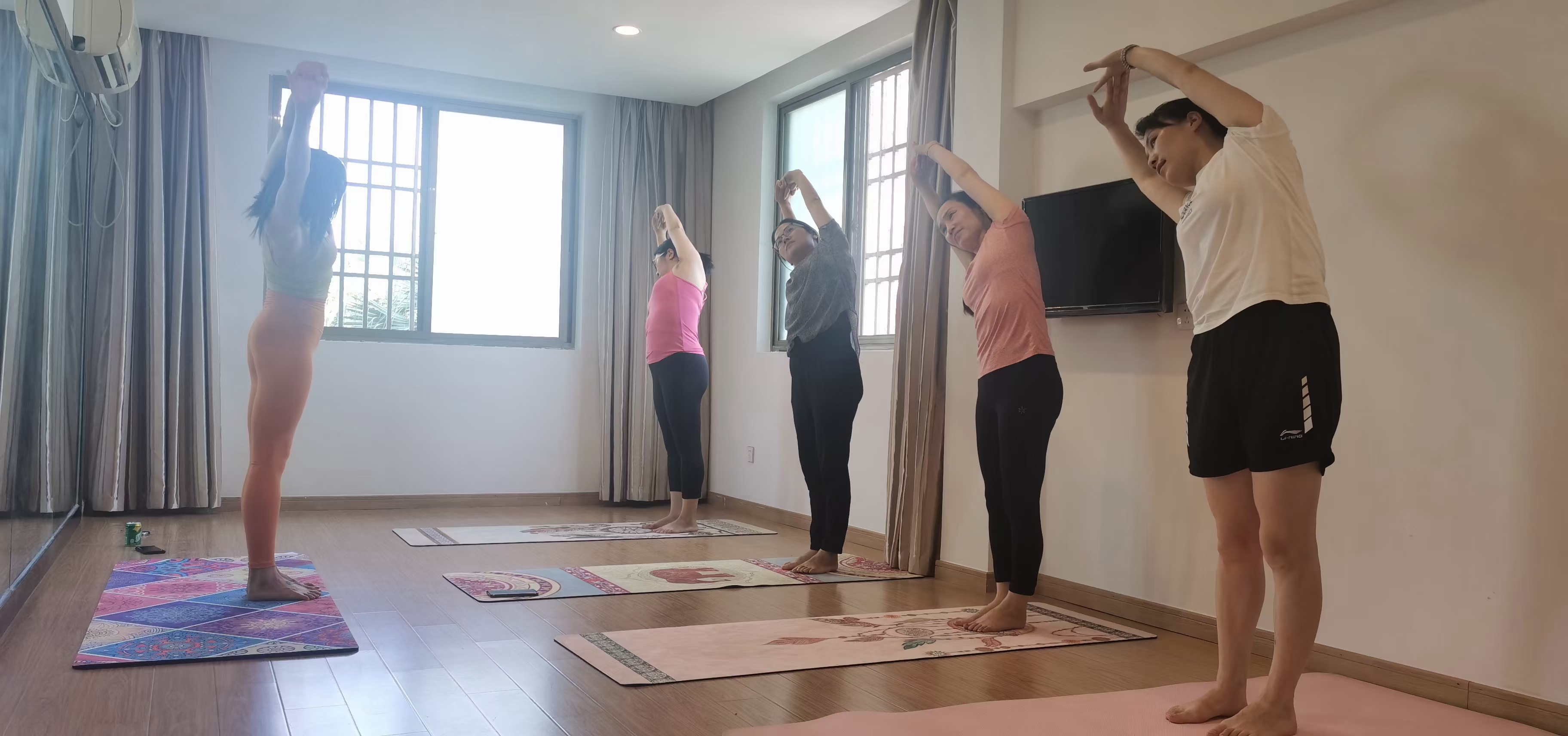 1633940789396686.jpg 圖為員工練習(xí)瑜伽中.jpg