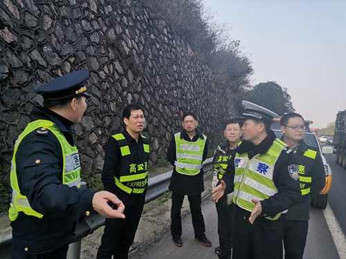 20190424道路、隧道安全組對沿線開展節(jié)前暨防汛防臺安全檢查  圖為檢查組一行對高邊坡進(jìn)行安全檢查_副本.jpg
