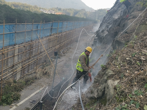 3  圖為施工作業(yè)人員錨桿鉆孔_副本.jpg