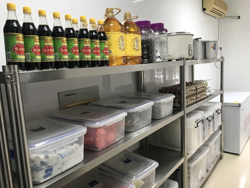 圖為食堂倉(cāng)庫(kù)間 陳瑩攝_副本.jpg