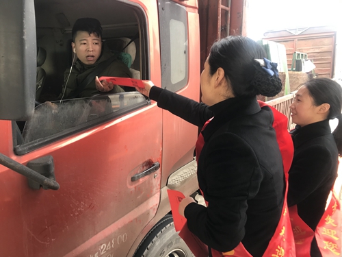 圖為志愿者分發(fā)宣傳單  陳瑩攝=_副本.jpg